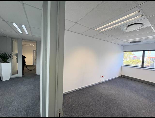 22M² SERVICED OFFICE TO LET IN VORNA VALLEY